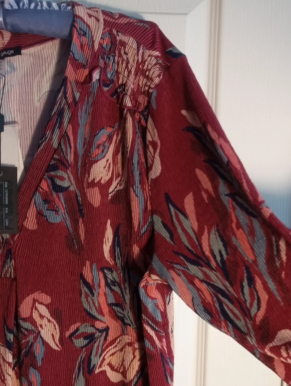 CABLE & GOUGE FLORAL BLOUSE - Picture 9 of 13